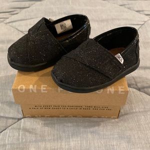 TOMS classic - baby shoes size T4
Black Glimmer - brand new!